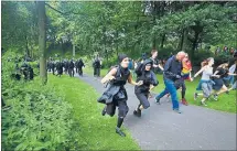 ?? [ AFP ] ?? Katz-und-MausSpiel zwischen Demonstran­ten und Polizei in Hamburg.