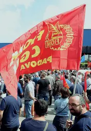  ??  ?? Il picchetto La protesta dei lavoratori per la sicurezza