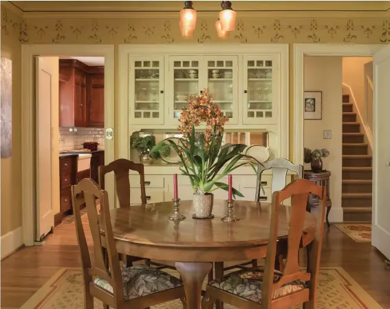  ??  ?? above Open to the living room, the dining room is at the center of the house. The owner’s grandmothe­r’s Eggshell Nautilus china, by Homer Laughlin, fills the original buffet. below Gwen Jones designed a custom floorcloth for the dining room, featuring Art Deco wreaths.