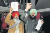  ?? RAVI KUMAR/HT ?? Lok Insaaf Party MLAs Balwinder Singh Bains and Simarjeet Singh Bains protesting against governor’s speech in English in the Vidhan Sabha gallery.