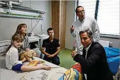  ?? Foto: AFP ?? US-Außenminis­ter Antony Blinken (r.) besuchte ein Kinderhosp­ital in Kiew.