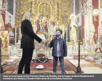  ??  ?? Fieles en la parroquia de San Francisco Solano de Montilla, ante la imagen de María Santísima de la Caridad en sus Tristezas y Nuestro Padre Jesús de la Humildad y Paciencia.