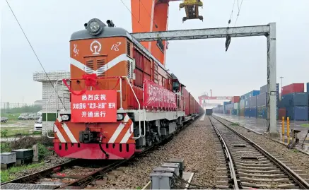  ??  ?? Le train Chine-Europe, reliant Wuhan à Lyon, est entré en service le 6 avril 2016.