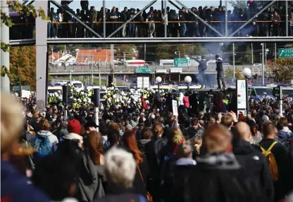  ?? Bild: THOMAS JOHANSSON/TT ?? UPPLOPP. En 17-åring har häktats för försök till våld mot tjänsteman samt våldsamt upplopp i samband med helgens nazistdemo­nstration i Göteborg.