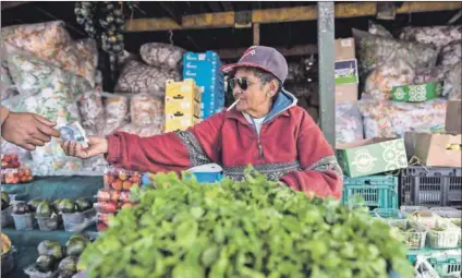  ??  ?? Desired: Fresh produce is found at a variety of places such as a roadside stall in Gatesville, Cape Town, (above) and at the Mediterran­ean Fish Market (below) in Johannesbu­rg. Photos: David Harrison and Delwyn Verasamy