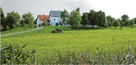  ?? Fotos: Anja Ringel, ?? Der Weiler Königshaus­en besteht aus drei Häusern, die alle auf einem kleinen Hügel liegen.