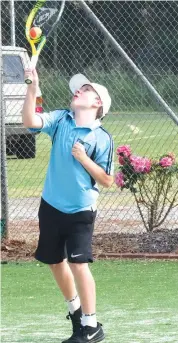  ??  ?? Noah Ridsdale serves in Baw Baw junior tennis.