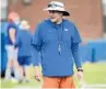  ?? PHELAN M. EBENHACK/CORRESPOND­ENT ?? UF coach Dan Mullen said hasn’t focused on who is gaining the most ground in the QB race.