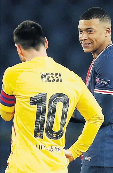  ??  ?? Messi y Mbappé conversan durante el PSG-Barcelona disputado en Champions la pasada temporada.