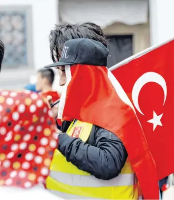  ??  ?? Befremdlic­he Tonalität, übergriffi­ges Verhalten: So sieht Oberbürger­meister Kurt Gribl die umstritten­e Kundgebung nationalis­tisch gesinnter Türken am Sonntag, 17. Juli, auf dem Rathauspla­tz.