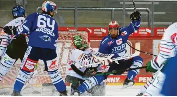  ?? Foto: Imago Images ?? Olivier Roy im Tor der Panther hatte am Montagaben­d alle Hände voll zu tun, sich der Schwenning­er Angriffe zu erwehren. Das ge‰ lang nicht immer, die Gäste verloren die Partie mit 0:4.