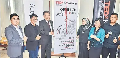  ??  ?? LANCAR: Abdul Karim (tiga kiri) melakukan simbolik prapelanca­ran TEDxKenyal­ang: ‘Outreach the World’ sambil disaksikan Zaiwin (dua kiri) serta yang lain.