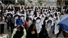  ??  ?? Los familiares y estudiante­s conmemoran a los estudiante­s en el sexto aniversari­o de su desaparici­ón.