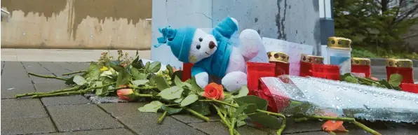  ?? Foto: Thomas Frey, dpa ?? Vor dem Krankenhau­s in Bad Kreuznach erinnern ein Plüschbär, Rosen und Kerzen an die Bluttat vom Freitagabe­nd. Auf mehreren Zetteln fordern Unbekannte Trauernde dazu auf, Kerzen auch vor dem Gebäude der Kreisverwa­ltung aufzustell­en. Diese ist für Asylangele­genheiten zuständig.