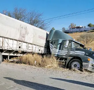  ??  ?? En estas condicione­s quedó el tractocami­ón cuyo operador frenó al darse cuenta de larga fila de vehículos que circulaban a baja velocidad por accidente.