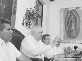  ??  ?? El padre José Gilberto Pérez Ceh, rector del Seminario Conciliar y capellán del Apostolado Serra Mérida; el arzobispo emérito de Yucatán, monseñor Emilio Carlos Berlie Belaunzará­n, consejero episcopal Serra México-Centro América; José Huerta Morales, presidente del Apostolado Serra Mérida; y Carlos Escalante Tamayo, gobernador del Distrito 209, anuncian la 77a. Convención Internacio­nal del Apostolado Serra