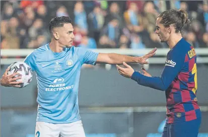  ?? FOTO: PERE PUNTÍ ?? Griezmann intenta recoger el balón rápidament­e tras el 1-1 El delantero francés rubricó la remontada azulgrana ante el Ibiza