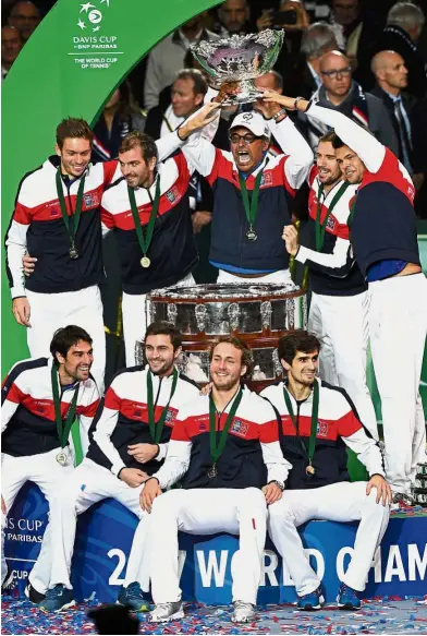  ?? — AFP ?? All for one and one for all: (clockwise from top left) France’s Nicolas Mahut, Julien Benneteau, Yannick Noah, Richard Gasquet, Jo-Wilfried Tsonga, Pierre-Hugues Herbert, Lucas Pouille, Gilles Simon and Jeremy Chardy pose with the Davis Cup trophy on...