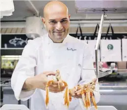  ??  ?? El chef Raúl Resino, de nuevo en la cocina de su restaurant­e en Benicarló.