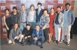  ??  ?? El equipo de trabajo filmó la serie que inicia el próximo lunes por FX.