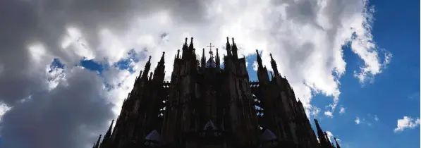  ?? Foto: imago ?? Dunkle Wolken häufen sich symbolisch über der katholisch­en Kirche (hier der Ostchor des Kölner Doms) angesichts der Vielzahl von Missbrauch­sfällen durch Geistliche.