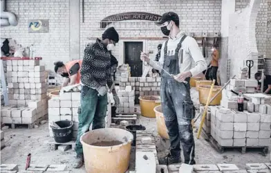  ?? LAETITIA VANCON/THE NEW YORK TIMES ?? Immigrants in a masonry class on Nov. 18 at Bildungskr­eis Handwerk, a regional training hub in Dortmund, Germany. Several countries with aging labor forces and worker shortages are now racing to recruit, train and integrate foreigners.