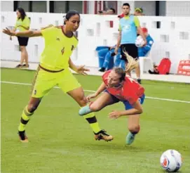  ?? COMITÉ OLÍMPICO ?? Gloriana Villalobos (der.) es de las jugadoras que más faltas ha recibido en el torneo. Aquí, ante la venezolana Petra Cabrera.