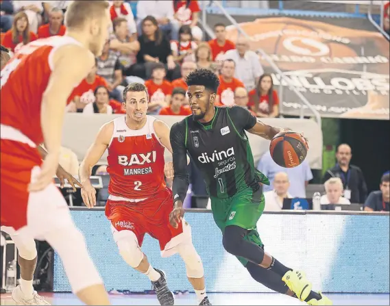  ?? FOTO: ACB PHOTO ?? Ryan Toolson defendiend­o a Shawn Dawson. Baxi Manresa y Divina Joventut lucharán en estas próximas jornadas por apurar sus opciones de jugar la Copa