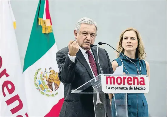  ?? YAEL MARTÍNEZ / BLOOMBERG ?? López Obrador, líder de la izquierdis­ta Morena, después de registrar su candidatur­a a la presidenci­a en la capital mexicana el pasado viernes