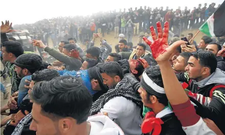  ?? ADEL HANA/AP ?? Violência. Manifestan­tes palestinos na fronteira entre Gaza e Israel: confrontos ameaçam frágil cessar-fogo na região