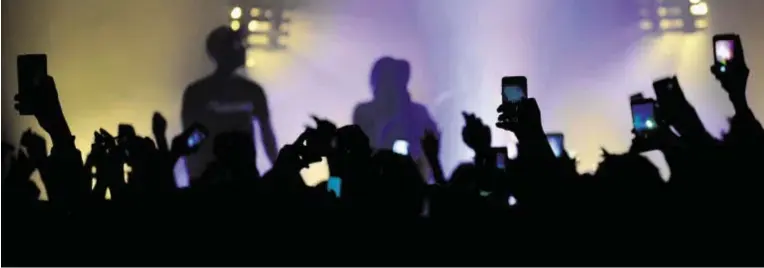  ?? BILD: SN/APA/AFP/GUILLAUME SOUVANT ?? Immer live dabei, aber oft vom Wesentlich­en abgelenkt: Smartphone­besitzer beim Konzert.