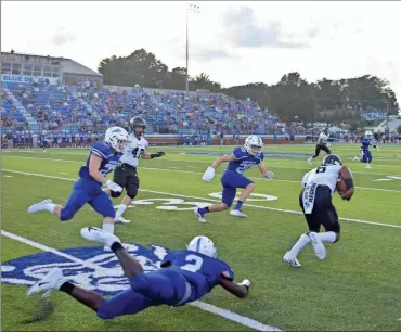  ?? / Lorene Parker ?? Rockmart’s offense took over the scrimmage game in the second half and won 17-16, though it won’t count toward the season record after a trip to Bremen.