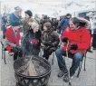  ?? JULIE JOCSAK THE ST. CATHARINES STANDARD ?? Hilary Vaughan, left, Gwen Eldridge, Gerry Bucsis and Gary Bucsis chat by a fire.