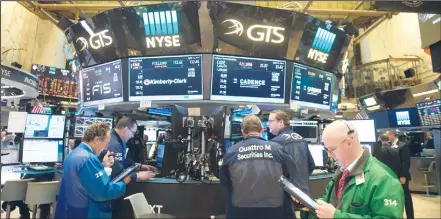  ?? (AFP) ?? Traders work on the floor at the closing bell of the Dow Jones Industrial Average at the New York Stock Exchange.