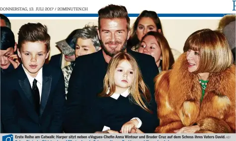  ?? KEY ?? Erste Reihe am Catwalk: Harper sitzt neben «Vogue»-Chefin Anna Wintour und Bruder Cruz auf dem Schoss ihres Vaters David. Sehen Sie in der Bildstreck­e auf 20min.ch mehr Fotos aus Harper Beckhams schilleren­dem Leben.