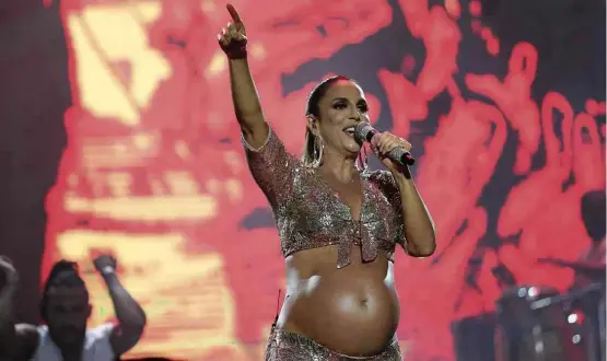  ?? Alessandra Lori - 16.dez.2017/A Tarde ?? Grávida, Ivete Sangalo durante show em dezembro no Festival de Verão 2017 em Salvador; ausência de cantora no Carnaval de 2018 desmobiliz­ou estafe