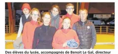  ??  ?? Des élèves du lycée, accompagné­s de Benoit Le Gal, directeur de l’exploitati­on, arborre fièrement la plaque du 3e prix obtenu par « Inédite ».