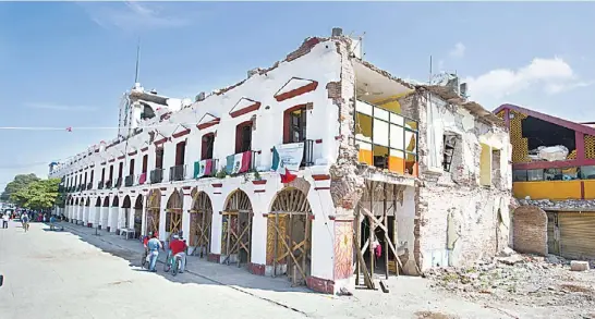  ?? JESÚS QUINTANAR ?? El palacio municipal de Juchitán, Oaxaca, estuvo a punto de ser demolido porque colapsó una de sus alas.