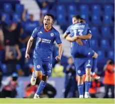  ?? /IMAGO7. ?? Carlos Rodríguez y otros jugadores de Cruz Azul celebran el gol del empate ante el Atlas.