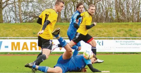  ?? Foto: Andreas Lenuweit ?? Der TSV Kammlach (gelb-schwarze Trikots) gewinnt das Verfolgerd­uell beim FC Bad Wörishofen (blaue Trikots) und schiebt sich damit auf Rang zwei in der Tabelle der Kreisliga Allgäu Nord.