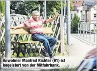  ??  ?? Anwohner Manfred Richter (61) ist begeistert von der Mitfahrban­k.