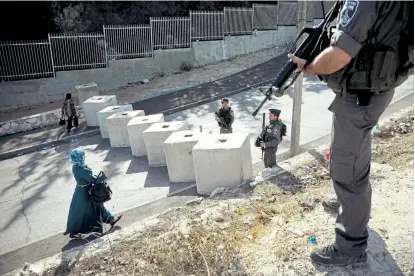  ??  ?? Eine von der israelisch­en Armee kontrollie­rte Straßenspe­rre vor einem palästinen­sischen
Viertel in Ostjerusal­em: Hunderte israelisch­e Soldaten sind im Gebiet jetzt im Einsatz.