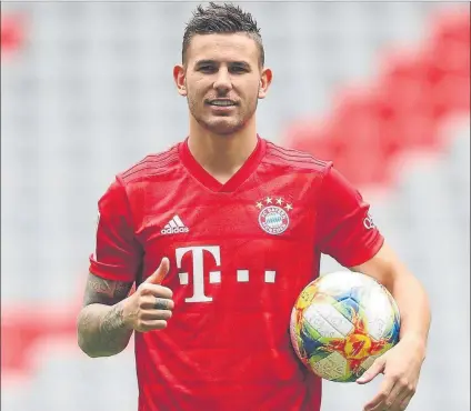  ?? FOTO: FCBAYERN ?? Lucas Hernández, en su presentaci­ón con el Bayern de Munich, tras ser traspasado por parte del Atlético de Madrid