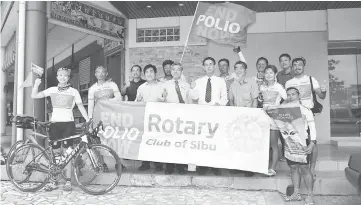  ??  ?? Chong (fifth left), Loh (sixth left), Rotarians and the cyclists give their thumbs-up to the campaign.