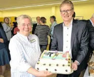  ?? ?? Seelsorger­in Elisabeth Lengenfeld und Rainer Schnippe durften die Jubiläumst­orte anschneide­n.