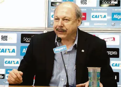  ?? Ivan Storti/santos FC ?? O presidente do Santos, José Carlos Peres, está na berlinda; mandatário é sócio de uma empresa que intermedia negociação de atletas, o que fere o estatuto do clube e faz oposição pedir seu impeachmen­t