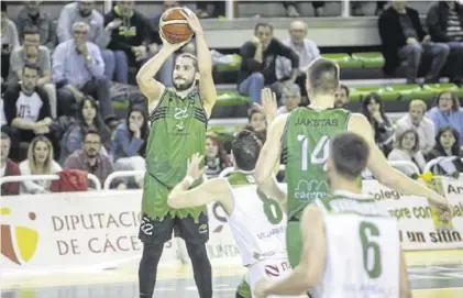  ??  ?? Niko Rakocevic lanza un triple durante el partido de anoche ante el Tau Castelló.