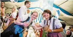  ??  ?? Dirndl und Flechtfris­uren waren Pflicht auf dem Niederkass­eler Oktoberfes­t. Nur das Weizen haben einige Besucher durch ein Alt ersetzt.