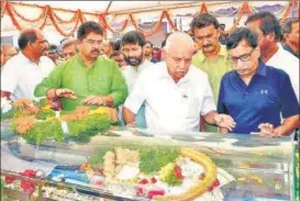  ?? ANI PHOTO ?? Karnataka chief minister BS Yediyurapp­a pays a visit to Chikkamaga­luru, where VG Siddhartha’s body was kept before his last rites.