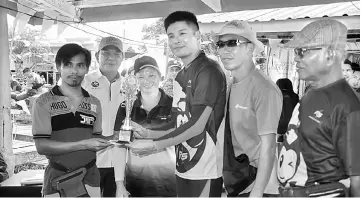  ??  ?? Wong (third right) hands over a prize to a boat race winner. Look on are Shilling (second left) and Angela (third left).